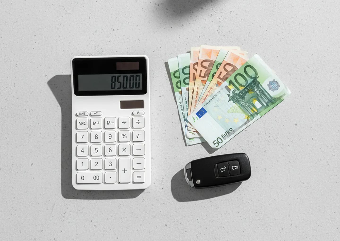 Calculatrice et billets en euros, illustrant le calcul de la commission Uber