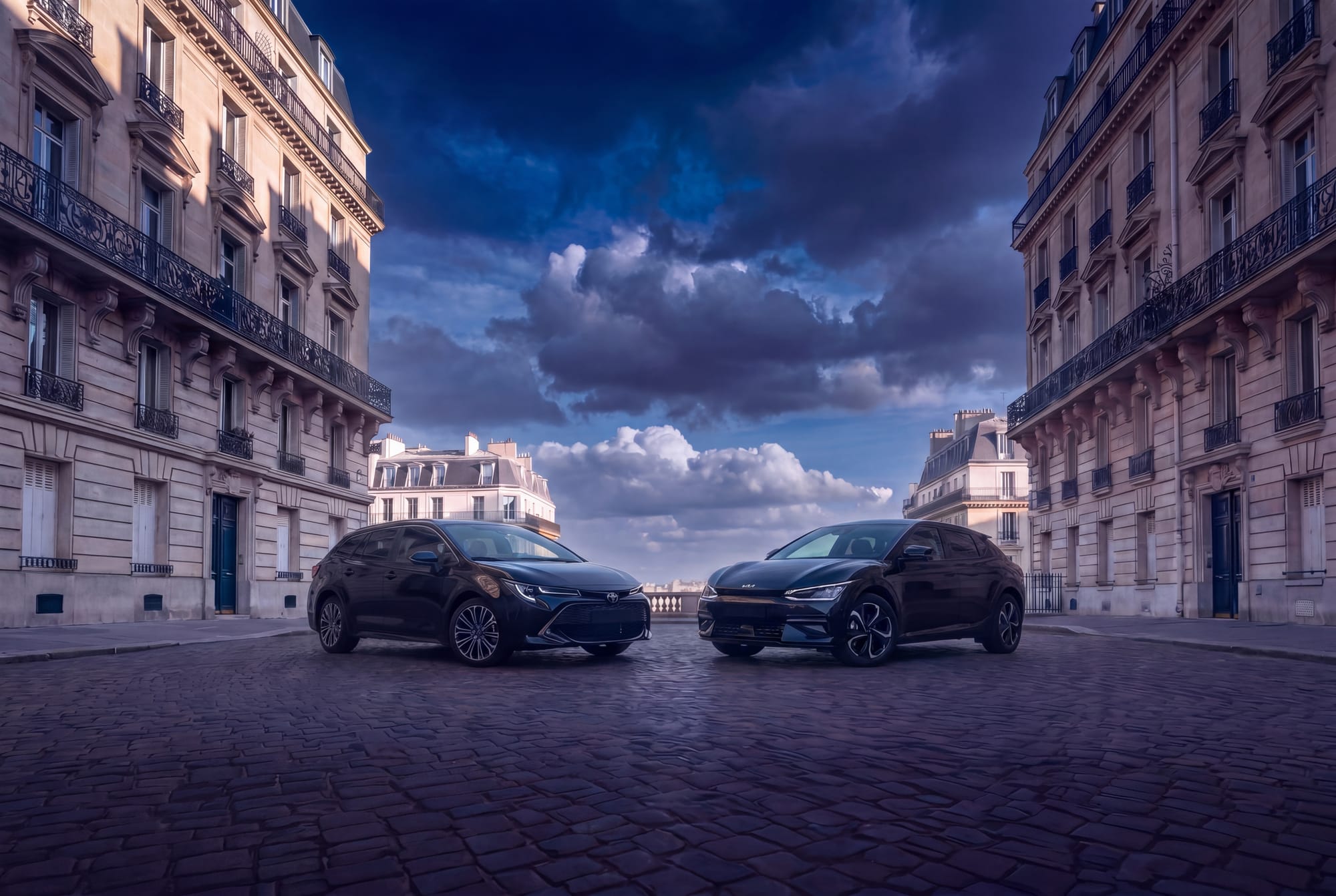 Voitures VTC hybrides et électriques Klavem Fleet dans une rue d'Île-de-France